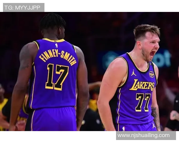 湖人对火箭精彩对决回顾球星表现与战术分析全景呈现